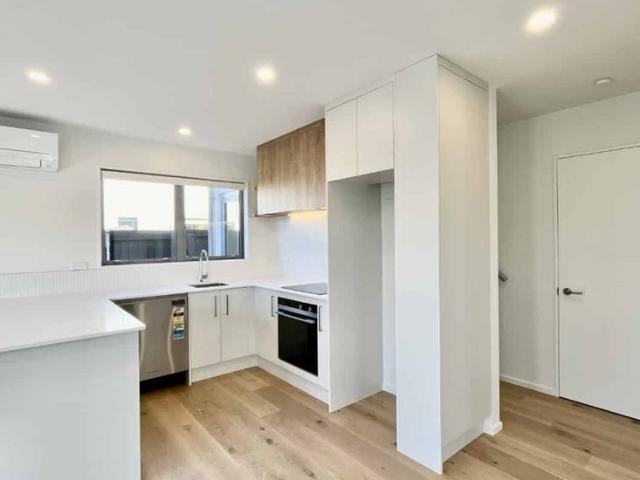Townhouse for rent in Chaslands, Canterbury