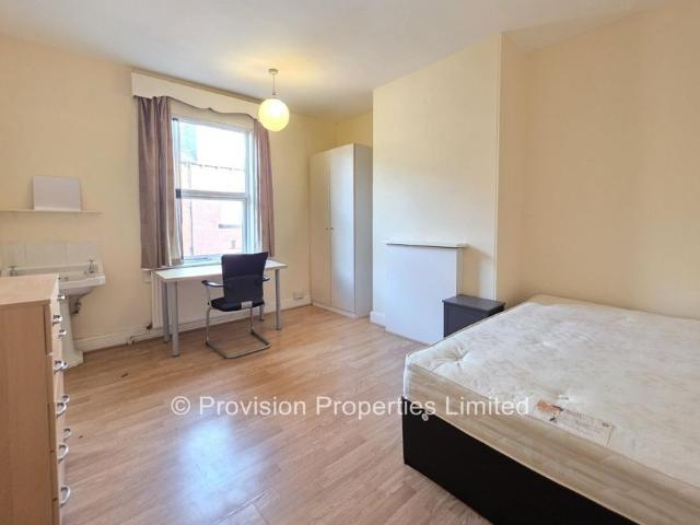 Room for rent in Hyde Park, West Yorkshire