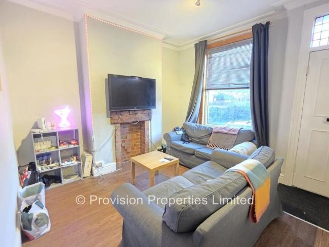 Room for rent in Hyde Park, West Yorkshire