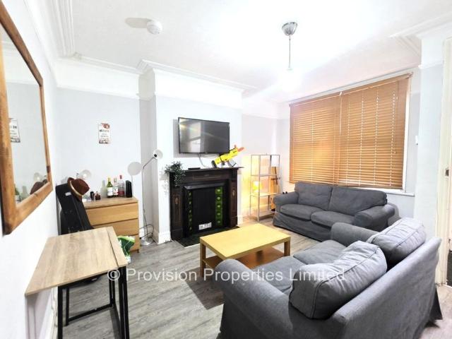 Room for rent in Hyde Park, West Yorkshire