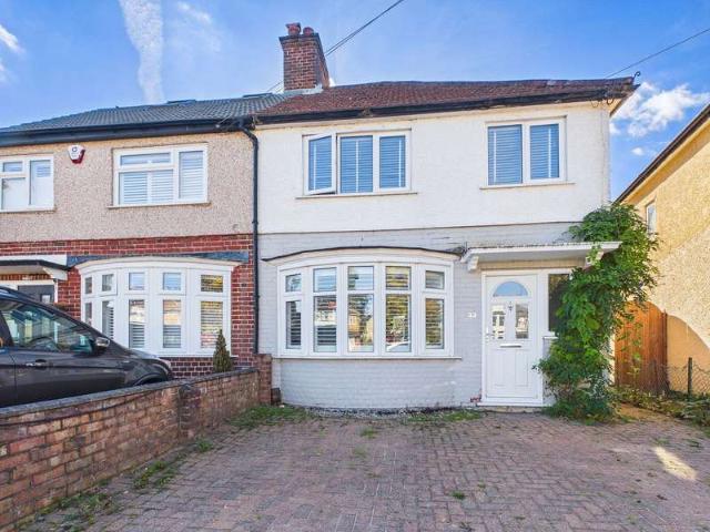 Studio for sale in Kingswood, Watford