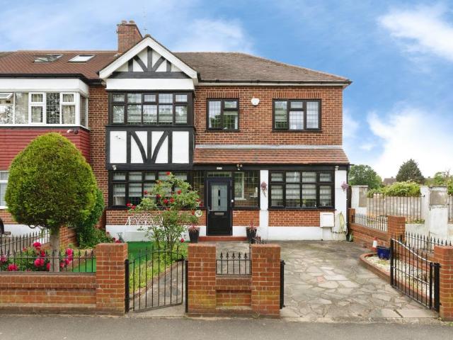 House for sale in Woodford Bridge, Greater London