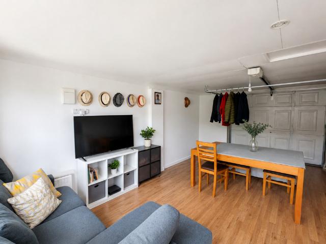 House for rent in Row Town, Surrey