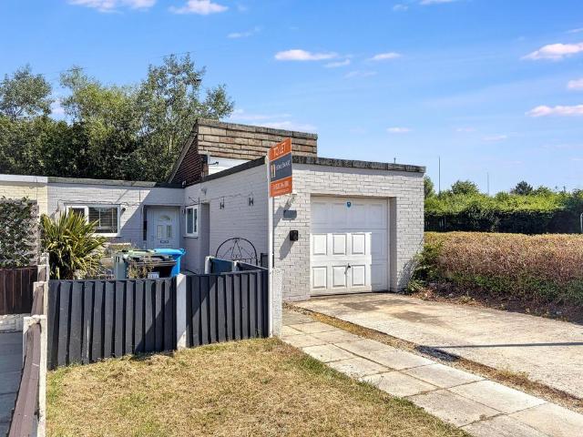 Bungalow for rent in The Brow, Halton
