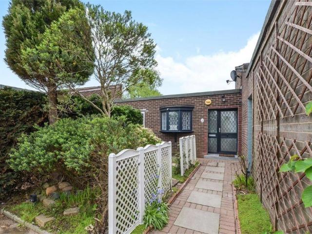 Bungalow for rent in The Brow, Halton