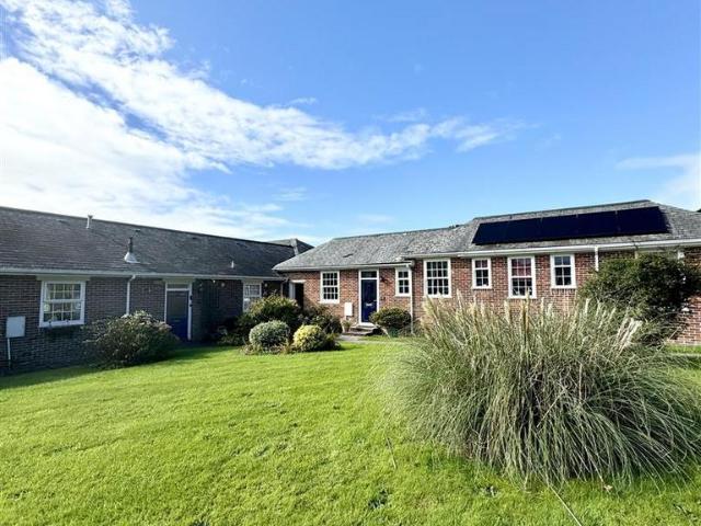 Bungalow for rent in Moorhaven Village, Strode