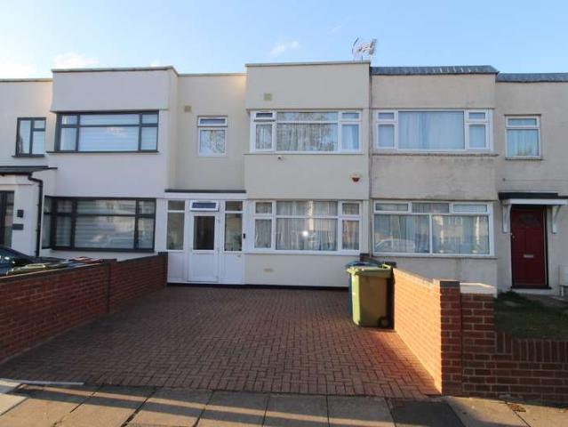 Cottage for rent in South Stanmore, Greater London