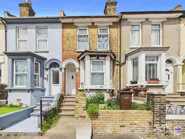 Cottage for sale in Strood