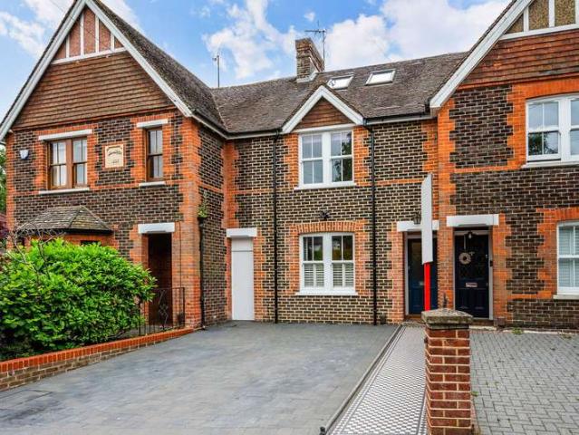 Cottage for sale in Oxted, Hillview