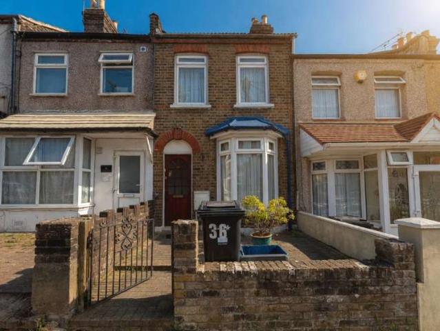 Cottage for sale in Newbury Park, Greater London