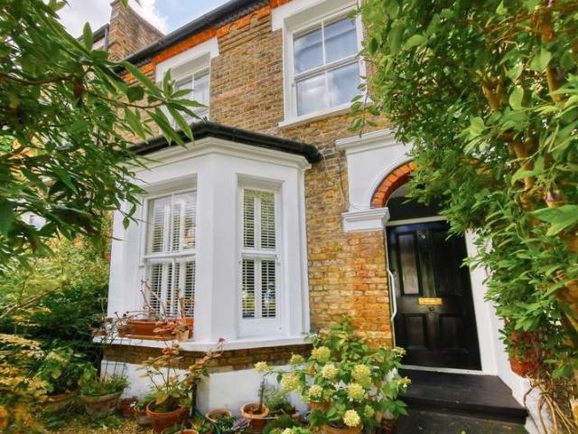 Cottage for sale in Clapham Junction, Greater London