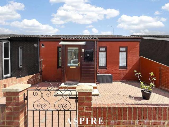 Cottage for sale in Vange, Essex