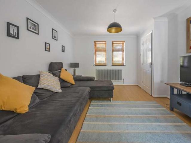 Terraced House for rent in Wapping, St. George in the East