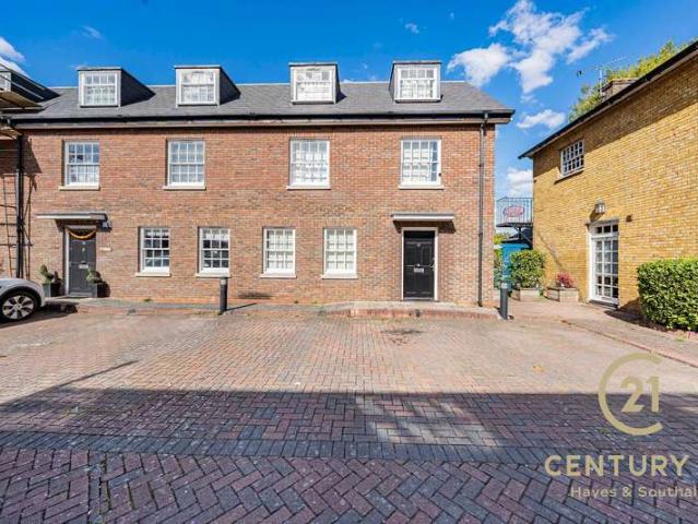 Cottage for sale in Gould's Green, Greater London