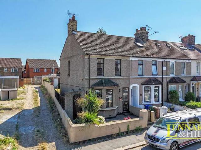 Cottage for sale in Grays, Essex