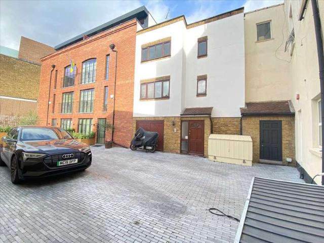 Cottage for rent in Brondesbury, Greater London