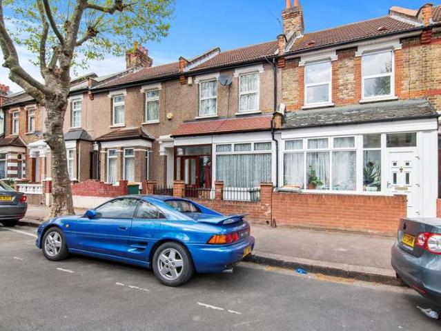 Cottage for sale in Beckton, Greater London