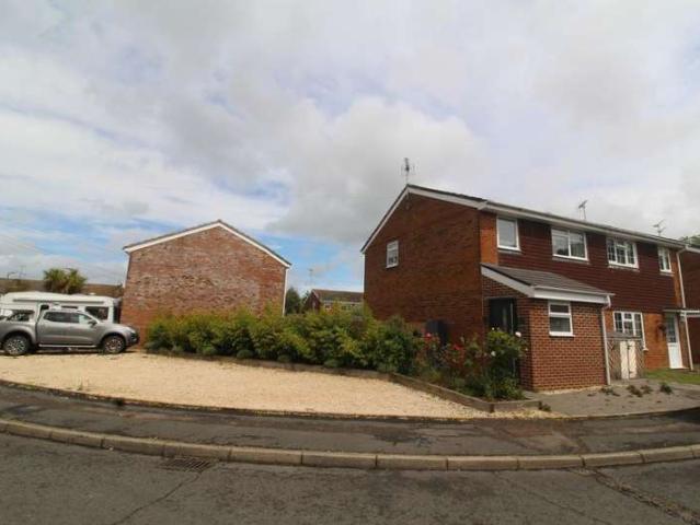 Cottage for rent in Gillingham
