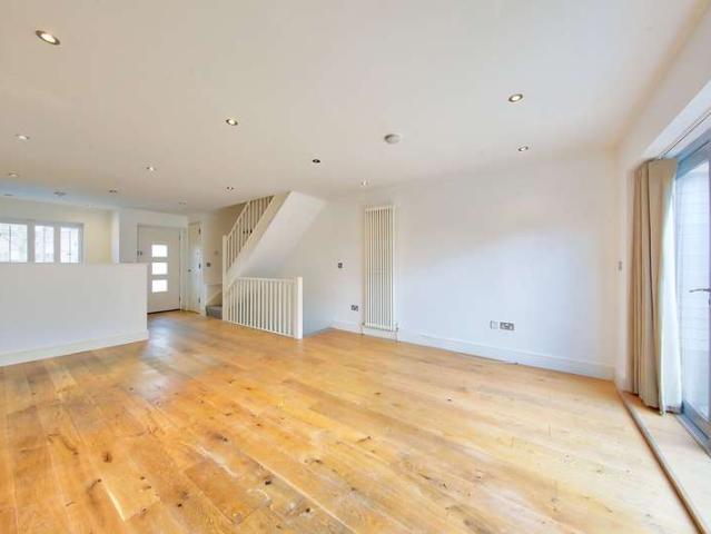 Cottage for sale in Clapham Junction, Greater London