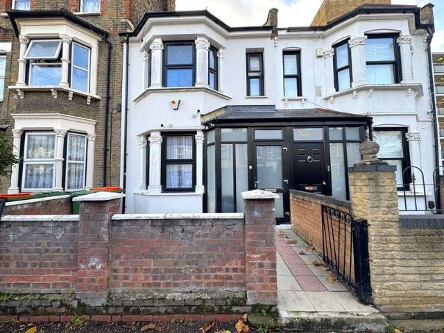 Cottage for sale in Plashet, Greater London