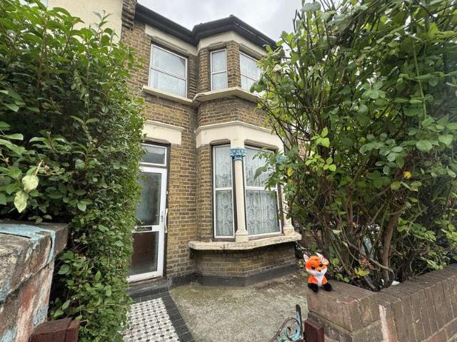Cottage for sale in Plashet, Greater London
