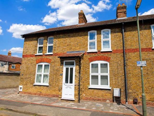 Cottage for rent in Egham Hythe, Row Town