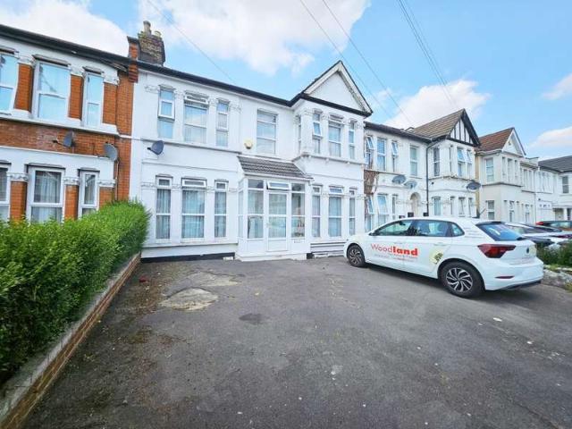 Cottage for sale in Seven Kings, Greater London