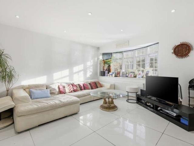 Cottage for sale in Chigwell, Epping