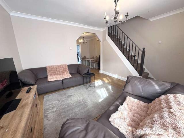Cottage for sale in Canning Town, Greater London