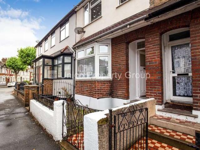 Cottage for rent in Beckton, Greater London