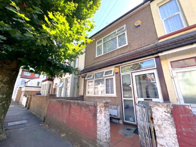 Cottage for sale in Plashet, Greater London