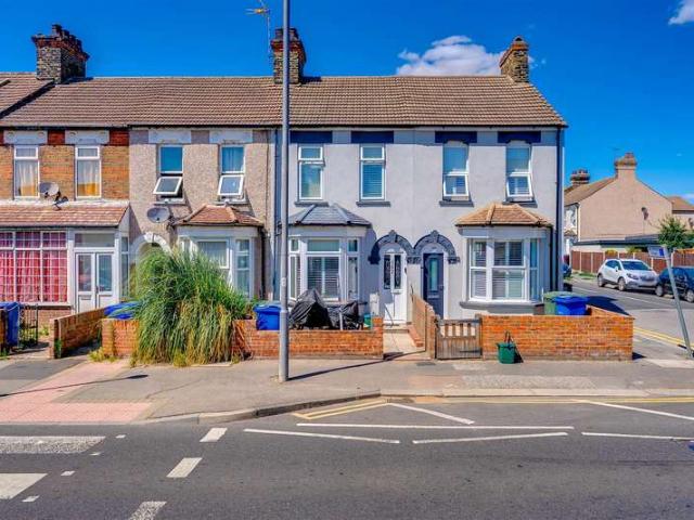 Cottage for sale in Badgers Dene, Grays