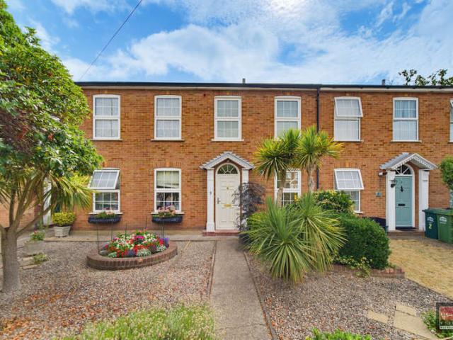 Cottage for sale in Chattern Hill, Lower Halliford