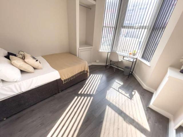 Room for rent in Kensington, Calderstones