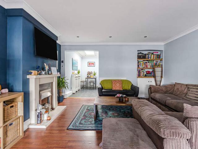 Cottage for sale in Tolworth, Greater London