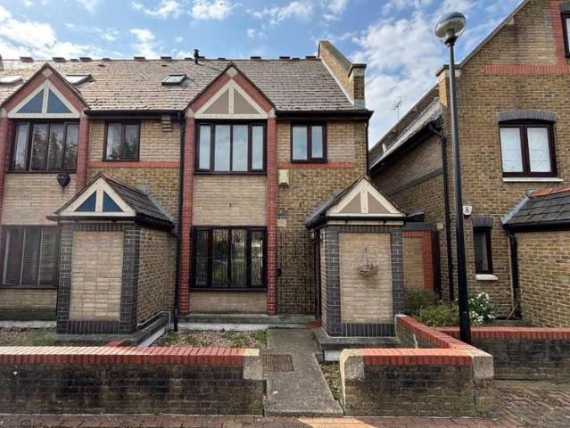 Cottage for sale in St. George in the East, Wapping