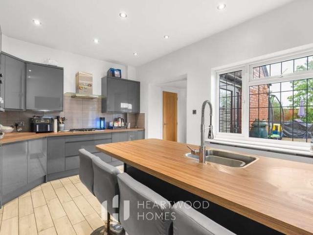 Cottage for sale in Frogmore, Five Acres