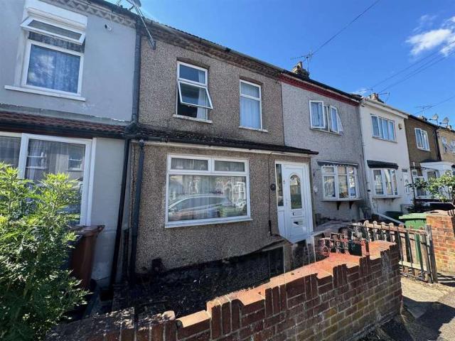 Cottage for sale in Grays, Essex