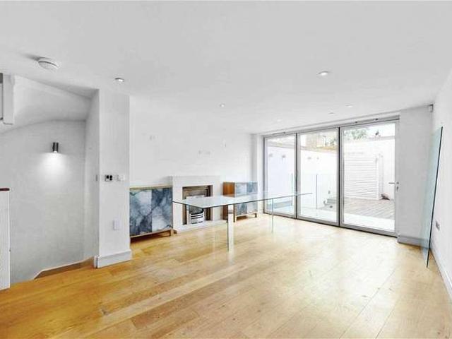 Cottage for rent in London Borough of Hounslow, Greater London