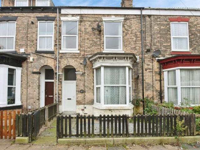 Terraced House for sale in Hull, Avenues