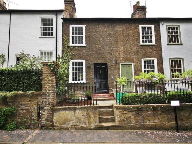 Terraced House for rent in St Albans