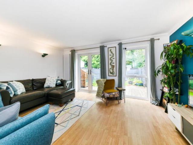 Cottage for rent in Cat Hill, England