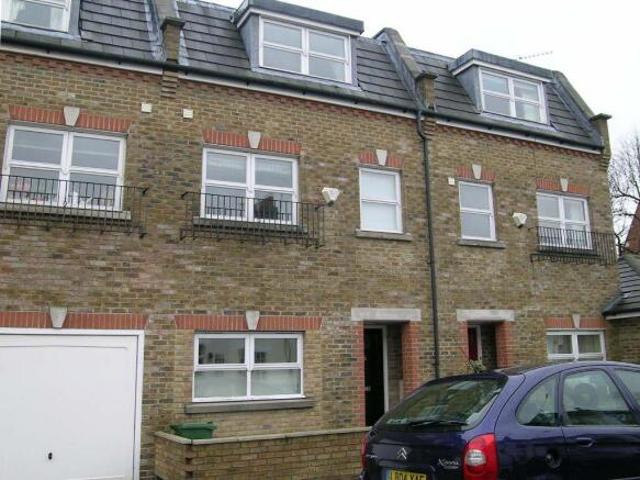 Cottage for rent in Barnes, Greater London