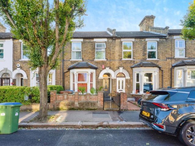 Cottage for rent in Leyton