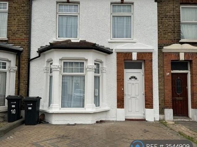 Terraced House for rent in Ilford