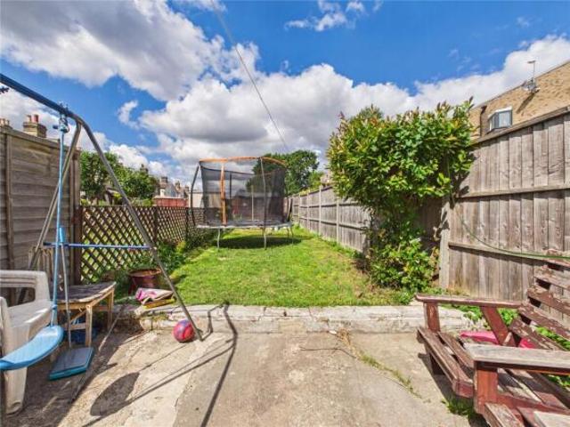 Cottage for rent in Chingford Mount, Highams Park
