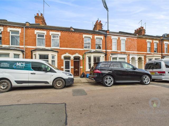 Terraced House for rent in Abington