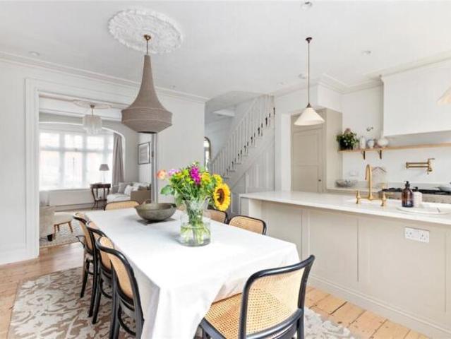 Cottage for rent in Cat Hill, England