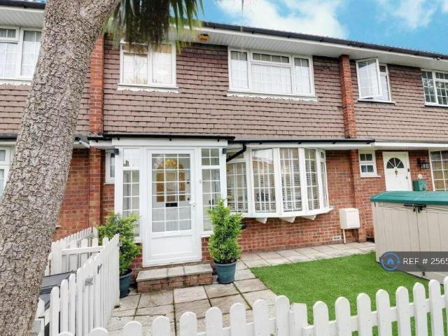 Terraced House for rent in Ilford