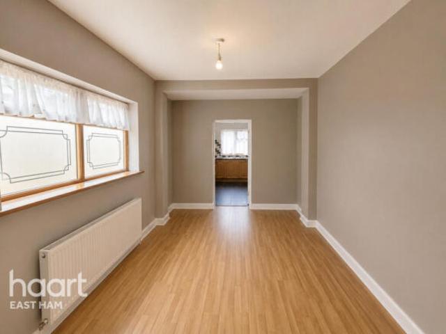 Cottage for rent in London Borough of Ealing, Greater London